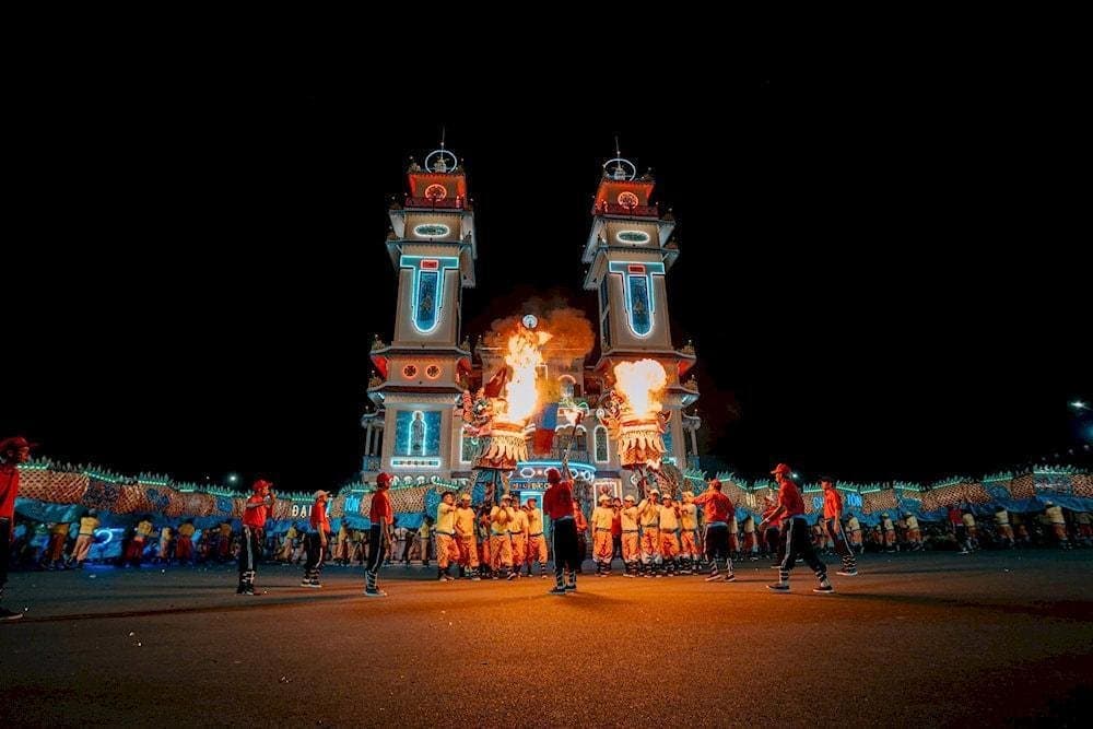 Múa Long Mã, diễn hành Tứ Linh: Long, Lân, Quy, Phụng mừng Đại lễ Đức Chí Tôn (Nguồn: Vietnam.vn)