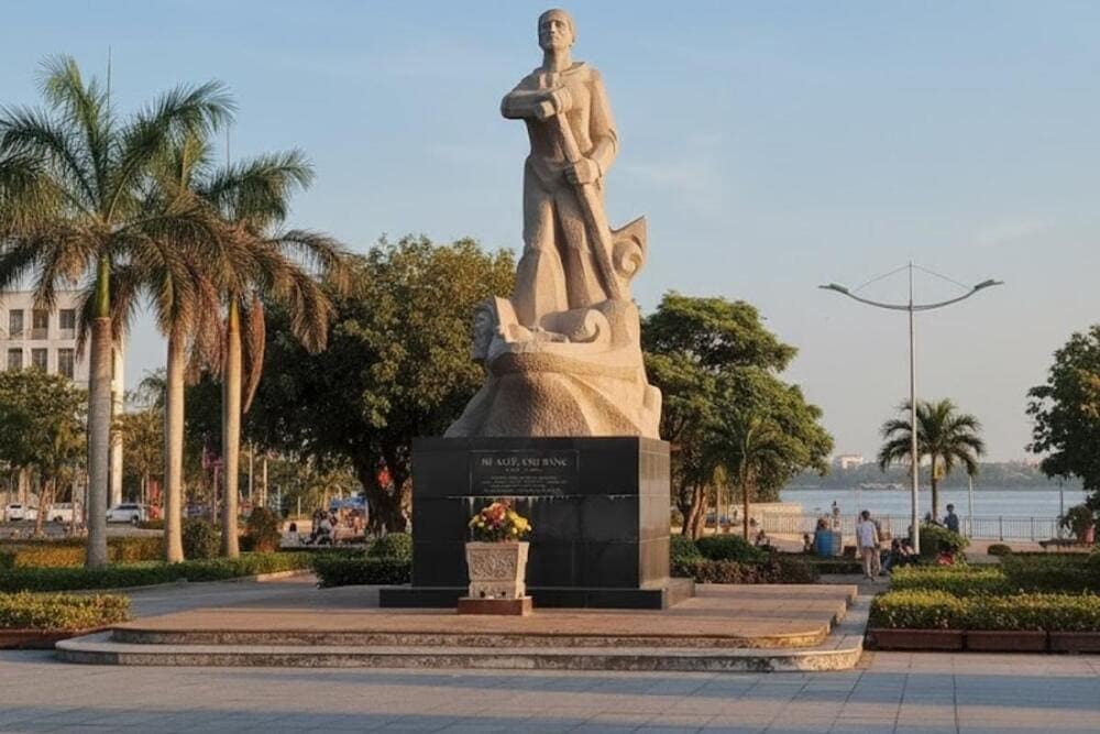 Tượng đài Mẹ Suốt có chiều cao 7m bao gồm cả phần bệ.