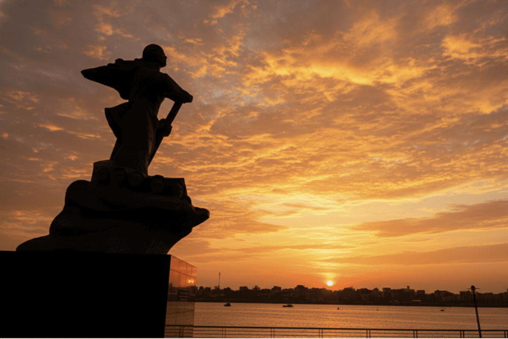 Tượng đài Mẹ Suốt trở nên linh thiêng, đẹp lạ thường vào lúc hoàng hôn.