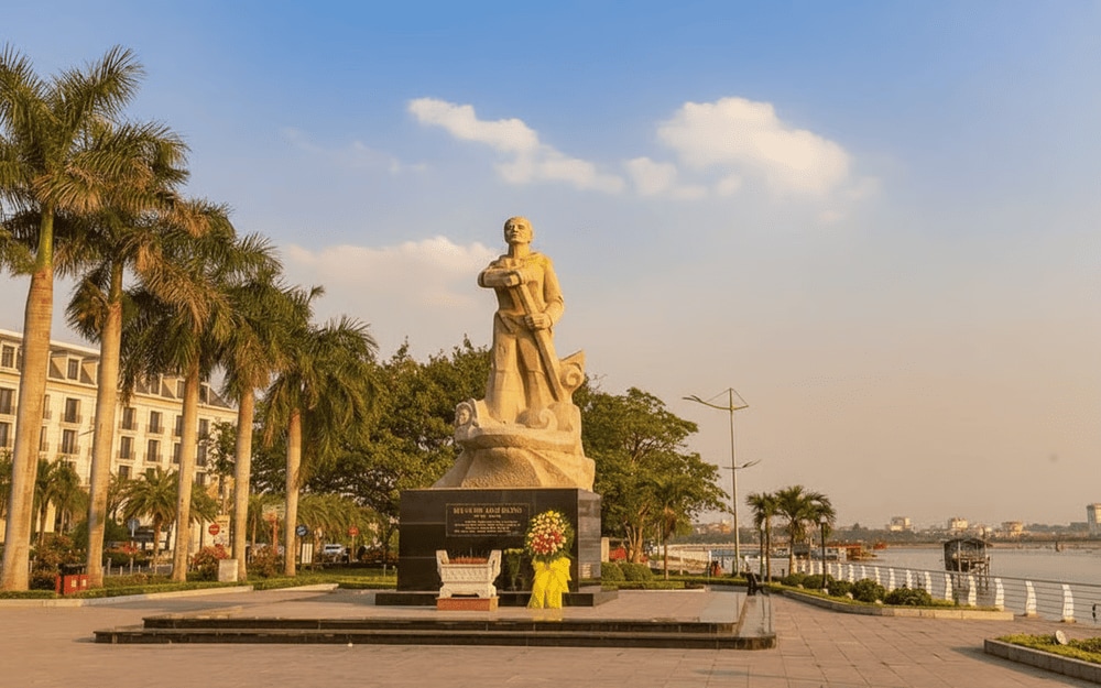 Với người dân Quảng Bình, Tượng đài Mẹ Suốt là biểu tượng sống động cho lòng dũng cảm, bất khuất.