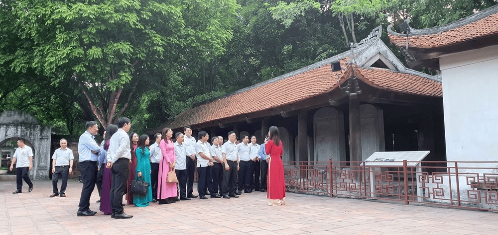 Bạn nên lựa chọn trang phục lịch sự, kín đáo khi tham quan Văn Miếu Quốc Tử Giám. (Nguồn: Facebook page Di tích Văn Miếu-Quốc Tử Giám)