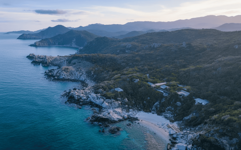 Amanoi Resort là một trong những khu nghỉ dưỡng nổi tiếng nhất cạnh vịnh Vĩnh Hy