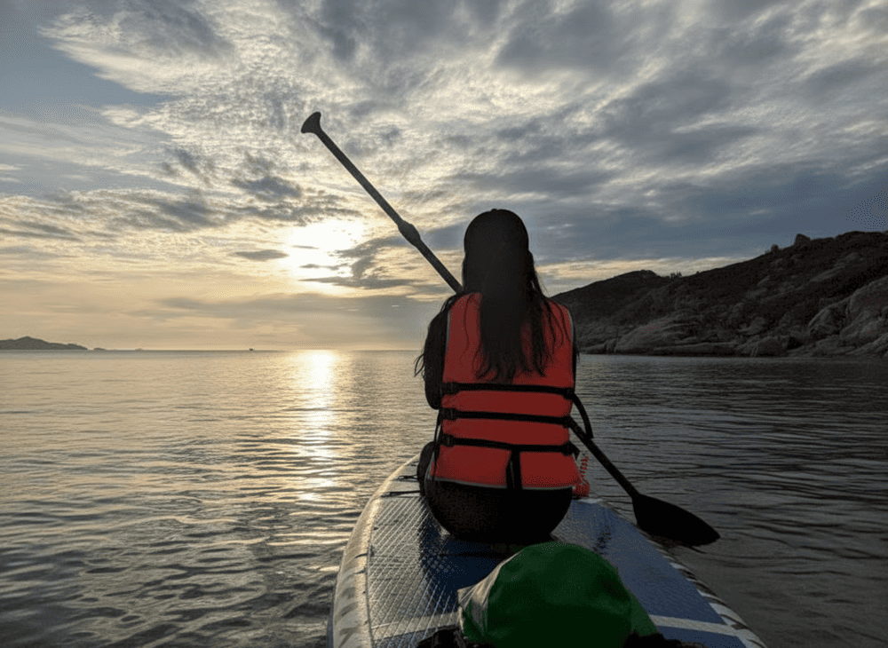 Chèo thuyền và ngắm nhìn cảnh hoàng hôn là một trải nghiệm đáng nhớ