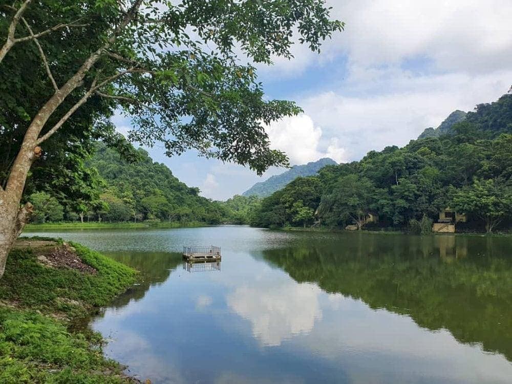 Hồ Mạc gần cổng vườn quốc gia là nơi có không gian yên tĩnh, phù hợp để thư giãn.