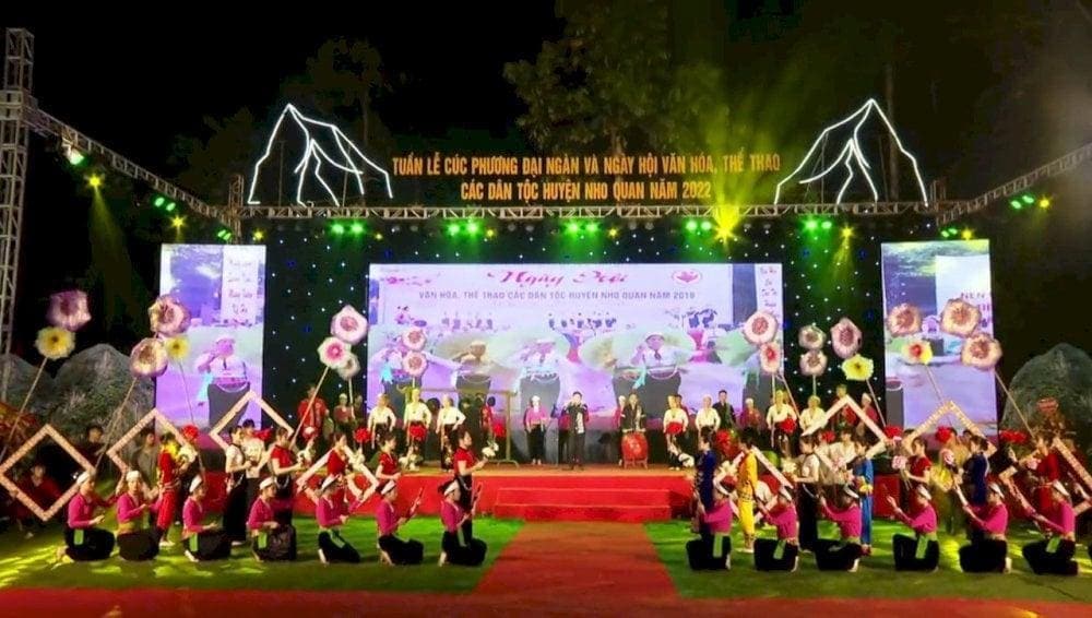 Thưởng thức các chương trình văn nghệ dân tộc đặc sắc.