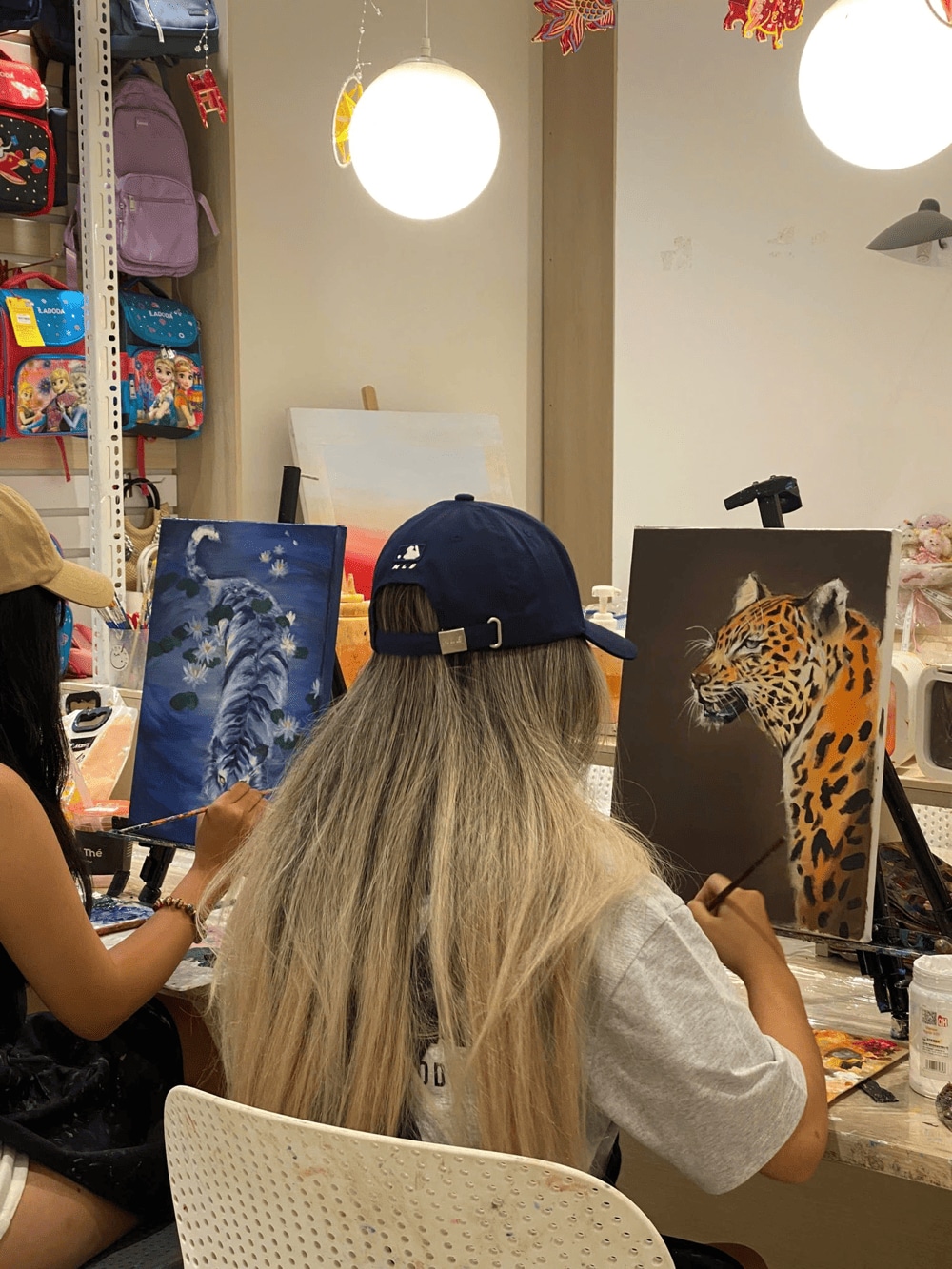 Thư giãn cùng những gam màu rực rỡ, tự tay hoàn thiện bức tranh riêng (Nguồn: Cheapie Coffee & Art)