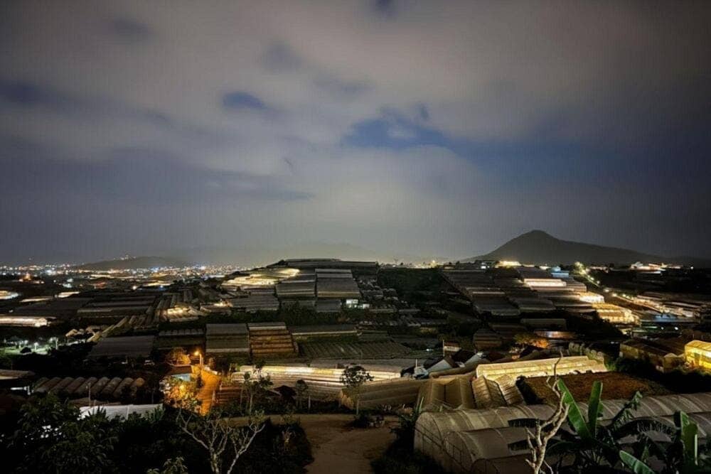 Xóm Lèo bắt đầu lên đèn khi đêm xuống