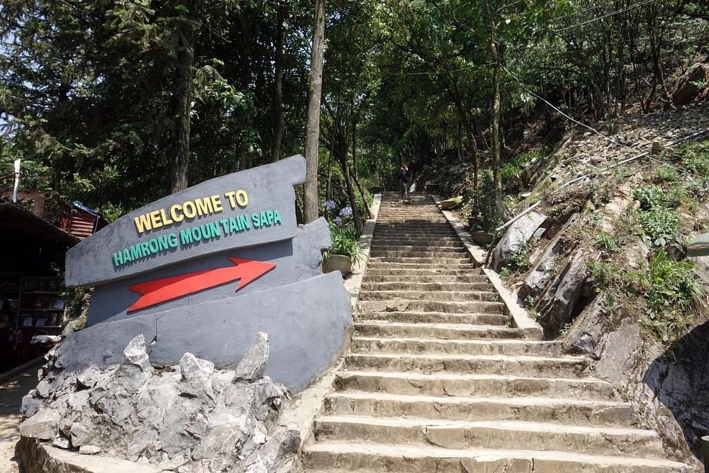 A pair of specialized climbing shoes will help you easily conquer Ham Rong peak