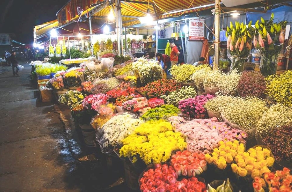 夜のQuang Ba 花市場 – ハノイ (ハノイ) の賑やかな花の卸売市場 