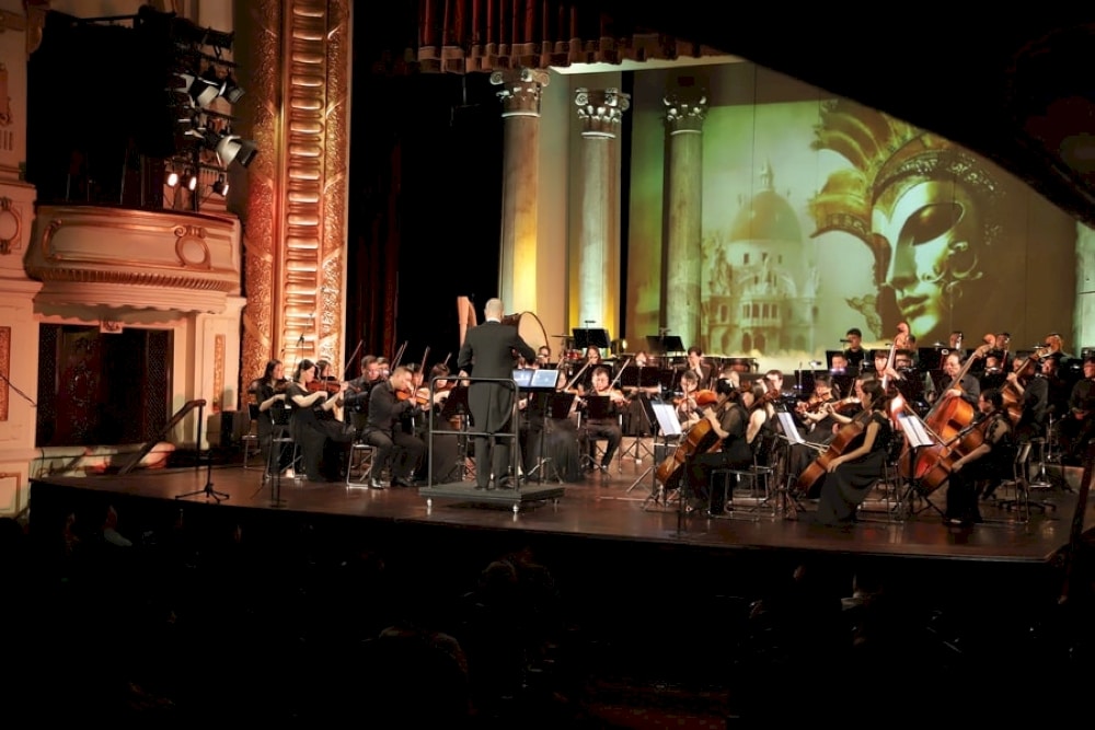 Visitors should arrive early to secure a good seat and enjoy the best view of the performances