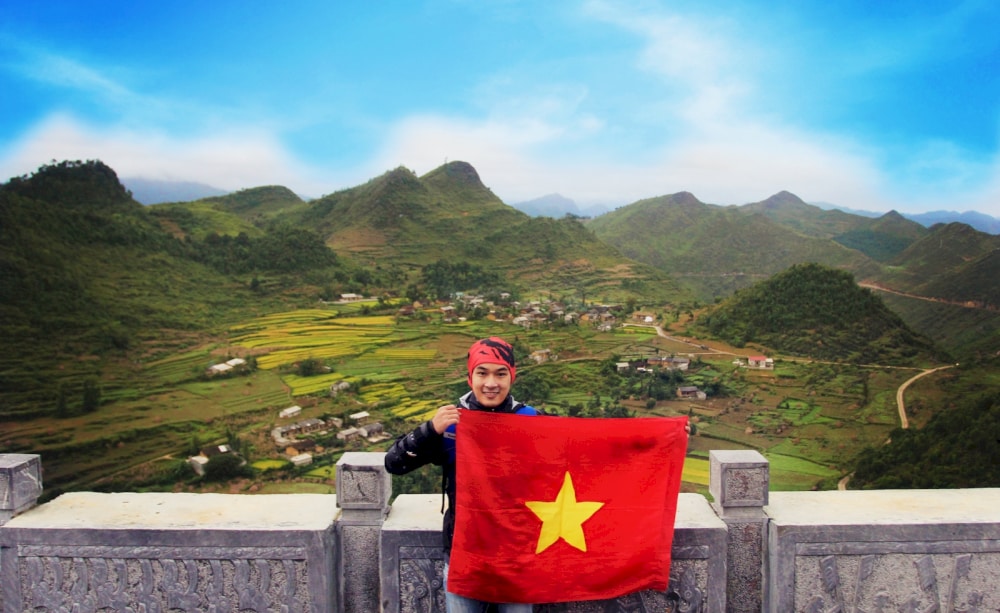 Check-in with the national flag at Lung Cu flagpole 