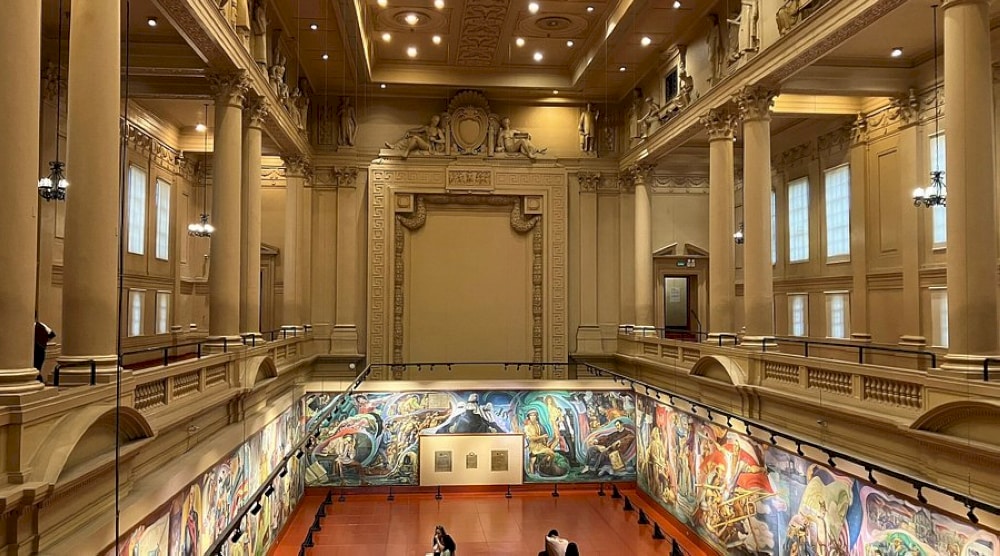 The building's three floors encompass a display area exceeding 3,000 square meters