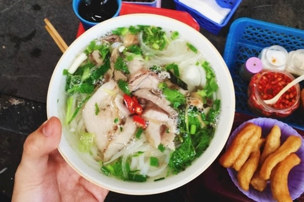 Although it's just a small eatery, it still attracts a lot of diners 