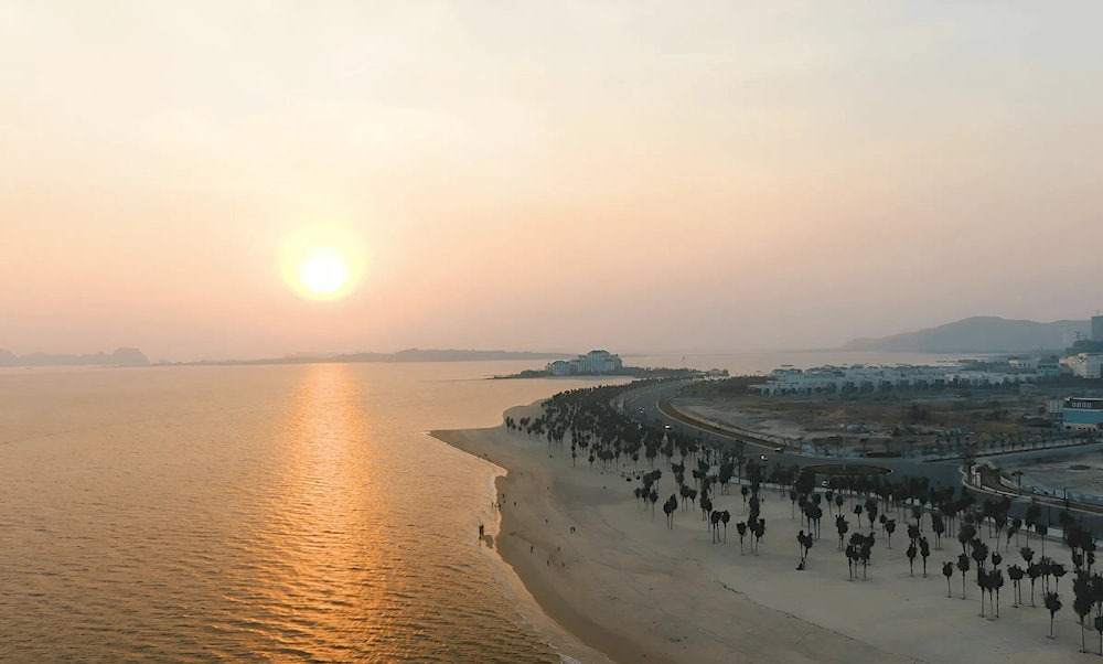 Bai Chay Beach is one of the famous tourist destinations in Ha Long, featuring an open and spacious environment along with many exciting beach activities