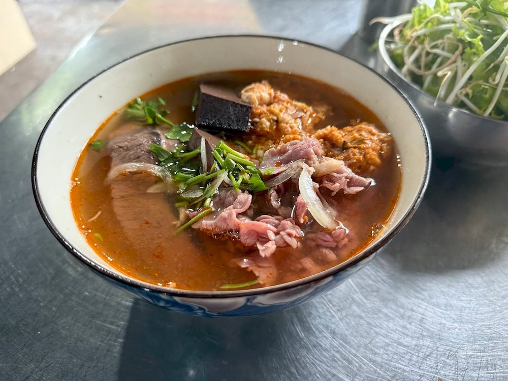 The bun is served hot and fragrant