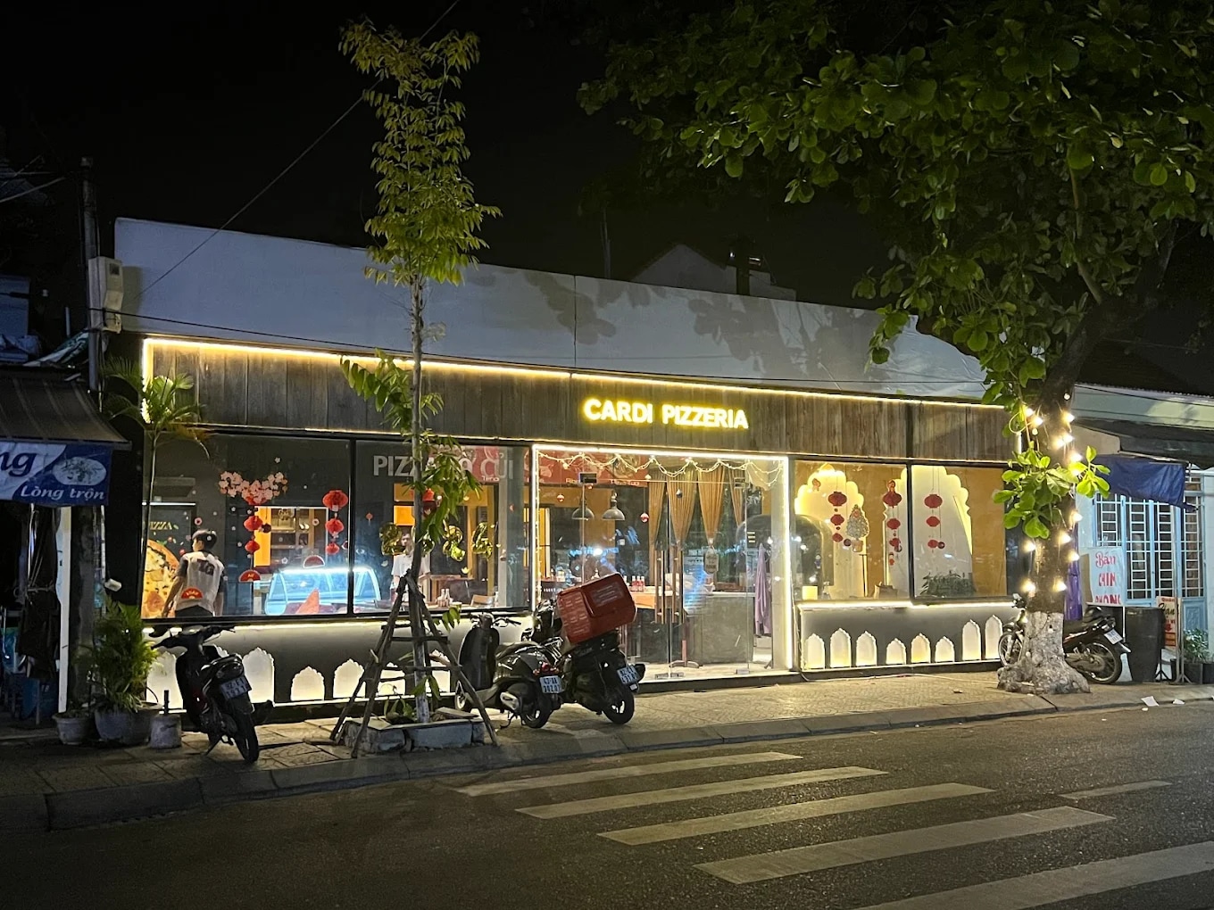 Cardi Pizzeria offers a bright and airy space that blends modern design with Hoi An’s charm