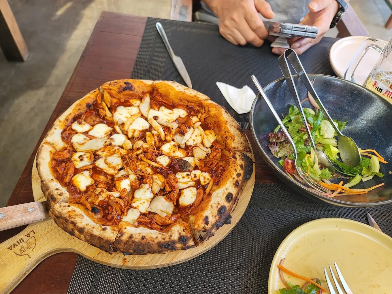 Many guests praise the seafood pizzas for their balanced flavor and freshness