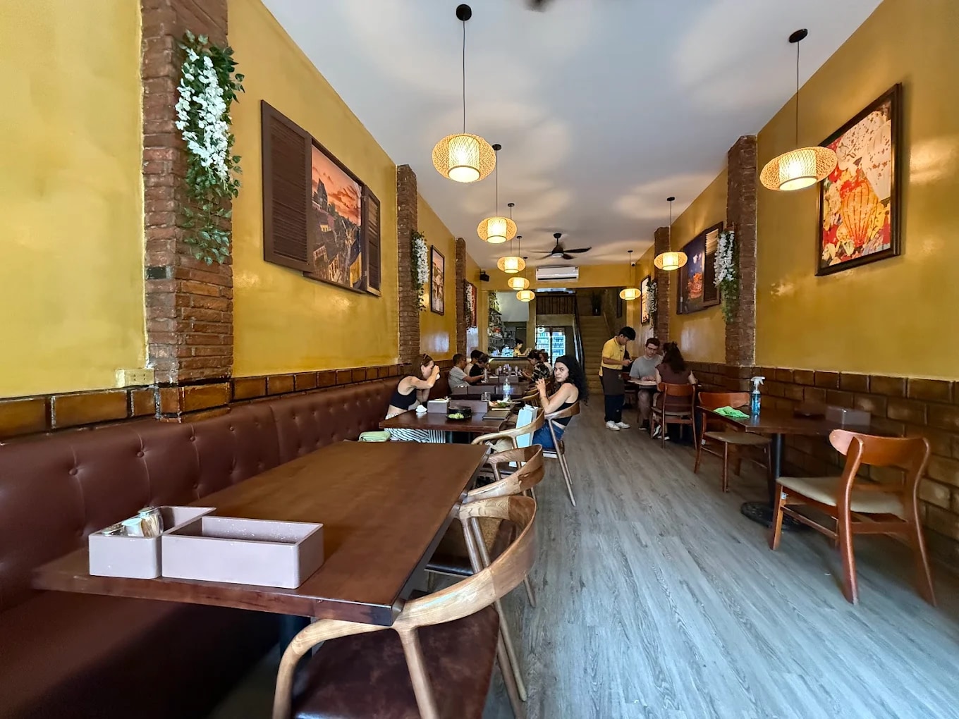 De Tham’s modern yet cozy space features soft lighting, traditional decor, and Instagram-worthy corners ideal for intimate gatherings