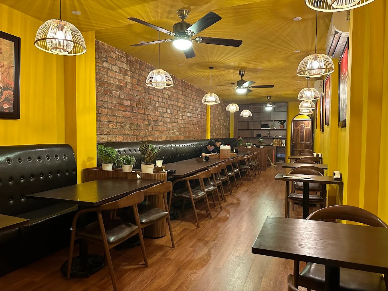 Tung’s Restaurant’s nostalgic decor recreates the charm of old Vietnam with a warm and rustic feel