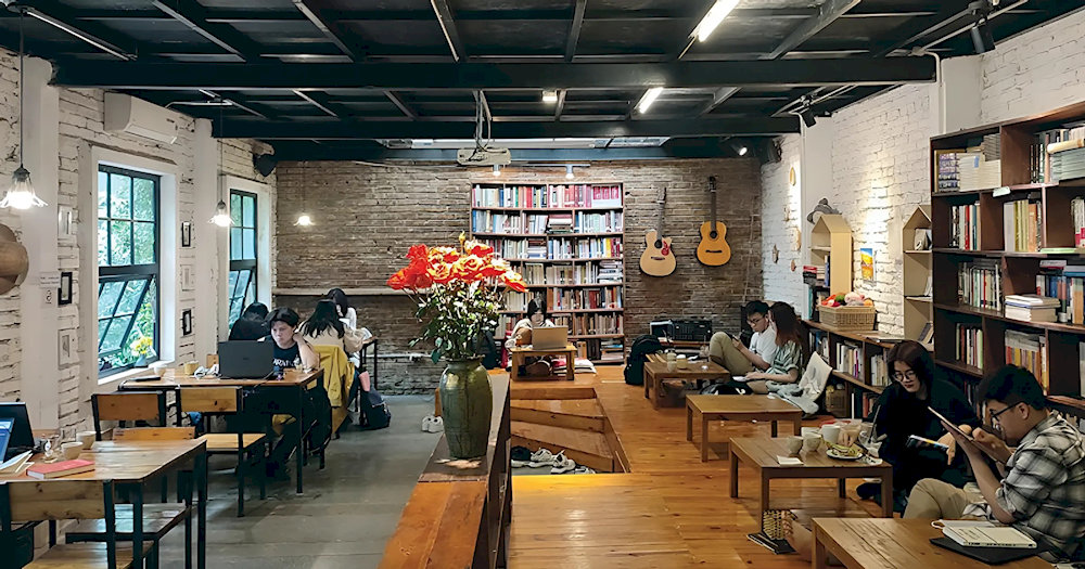Bluebird's Nest is a cozy and artistic cafe located in Hanoi's Trúc Bạch neighborhood, just a short walk from Truc Bach Lake