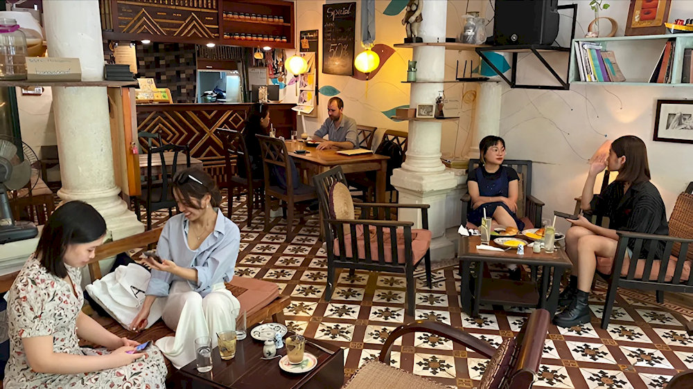 The cafe also hosts live acoustic music performances, poetry readings, and open mic nights, enhancing its cultural appeal