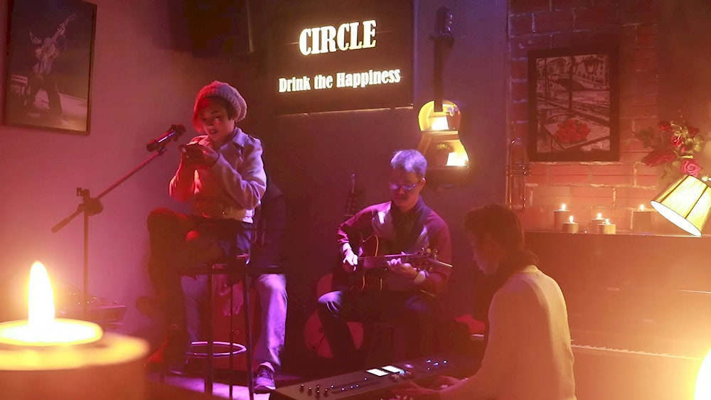 The establishment hosts live music events every Friday and Sunday, enhancing its vibrant ambiance 