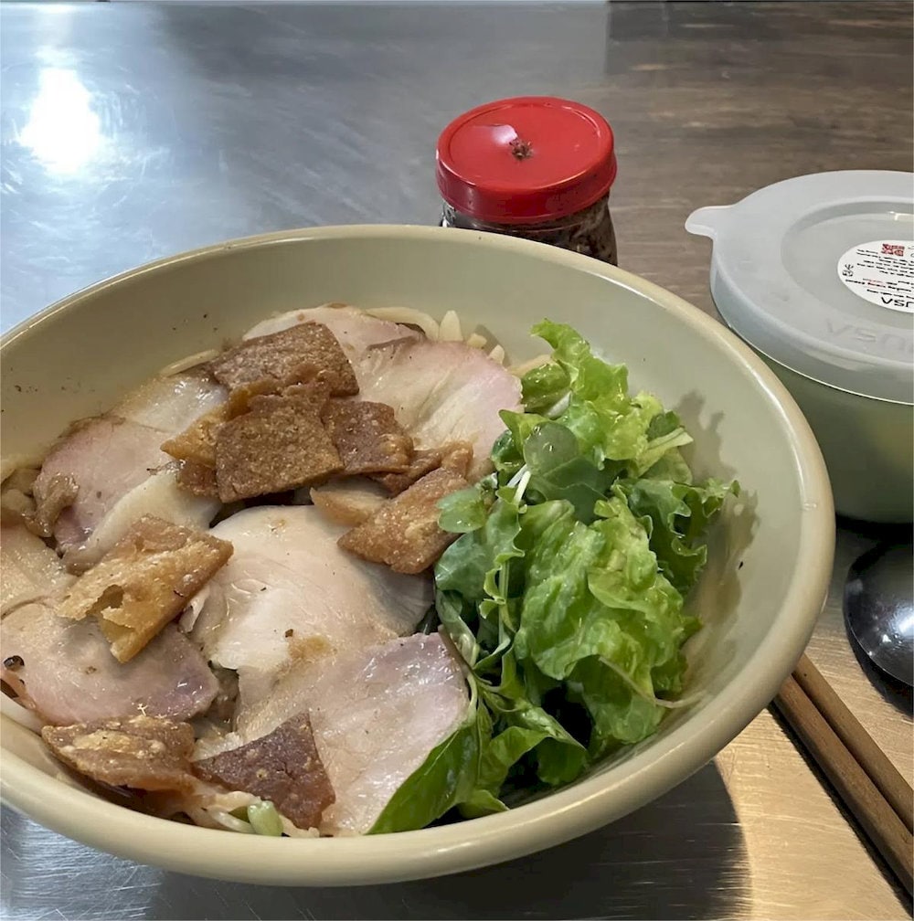 Locals and visitors alike praise its authentic taste and excellent value for a street-side meal 