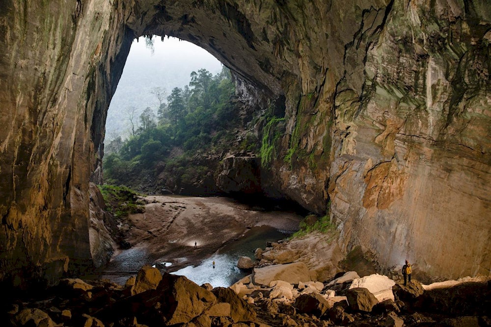 The formation of En Cave is primarily influenced by the erosive power of the Rao Thuong River, which has carved its way through the Hung Doong Valley