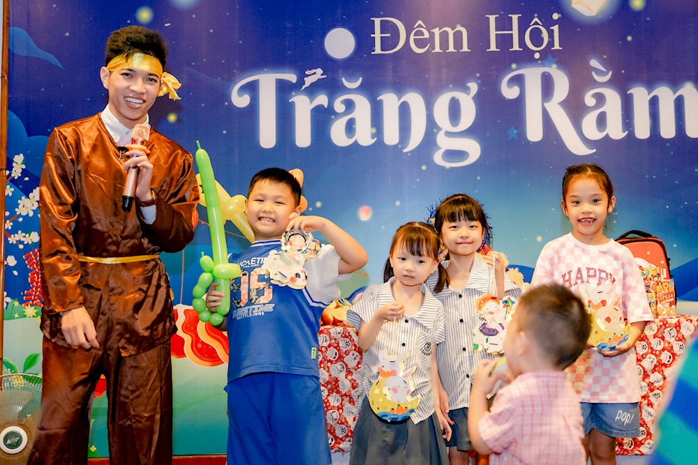 During the festival, the host often dresses up as the Moon Lady or Uncle Cuoi, joining in the fun and handing out gifts to the kids