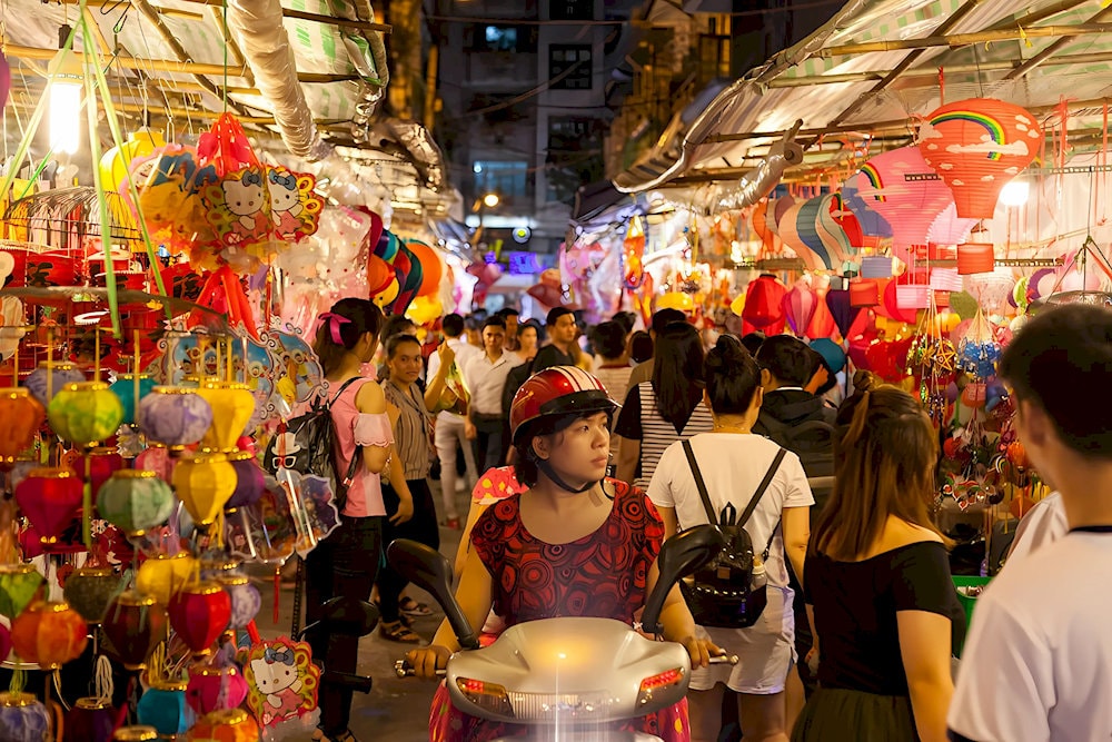In Ho Chi Minh City Chinatown, visitors can admire the beauty of lanterns in different shapes and vibrant colors
