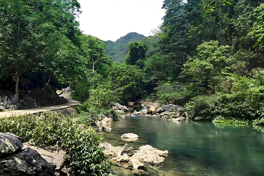 From the signpost, it’s a 600-meter walk along a slightly uneven stone-paved path