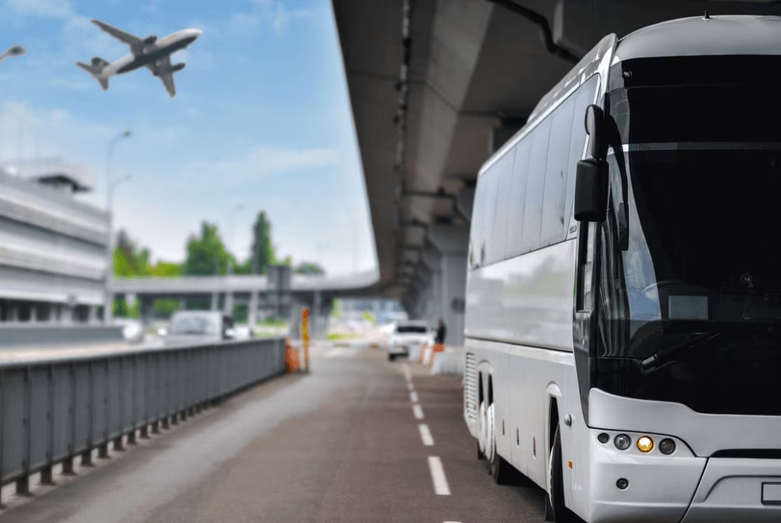Xe bus là một trong những lựa chọn di chuyển từ sân bay về trung tâm thành phố