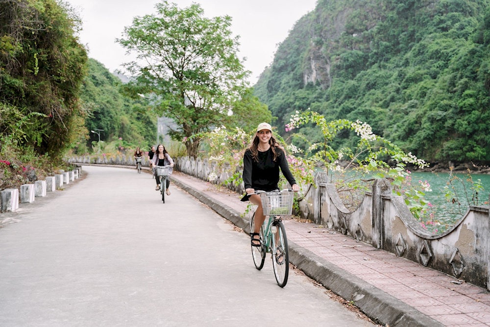 Bicycle is the preferred mode of transportation chosen by many tourists to explore Viet Hai Village