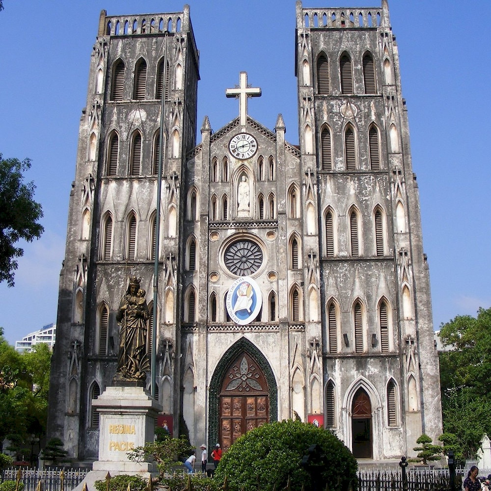 St.Joseph’s Cathedral is greatly influenced by the design and architecture of Notre Dame - Paris 