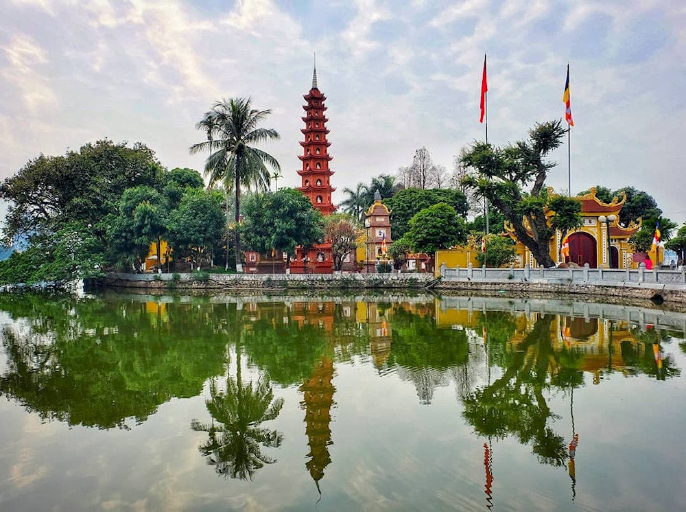 Tran Quoc Pagoda is situated by West Lake and Truc Bach Lake