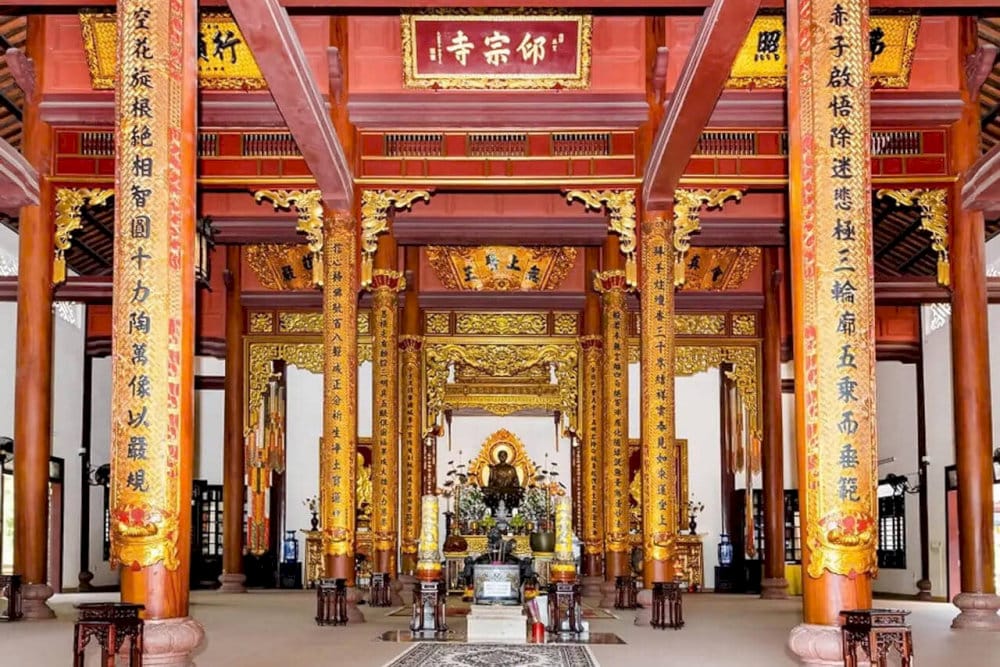 The solemn atmosphere of Tu Dam Pagoda 