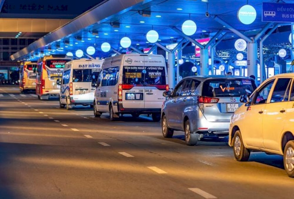 ホテルは通常、プライベート送迎サービスに16人乗りの車を使用している