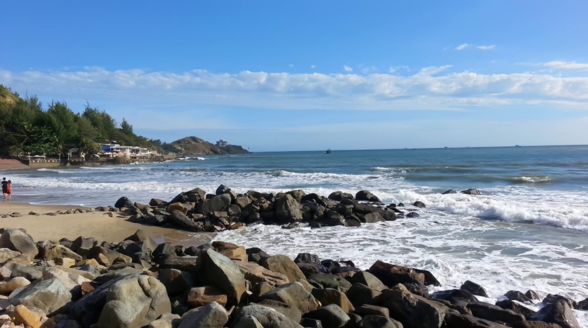 Pineapple Beach's dramatic rock formations creating natural sculptures during low tide 
