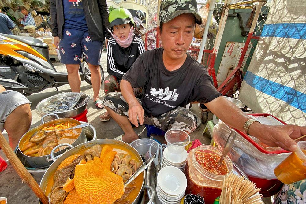 Binh Tay Market is a gastronomic adventure for anyone looking to try authentic Vietnamese and Chinese-Vietnamese fusion dishes