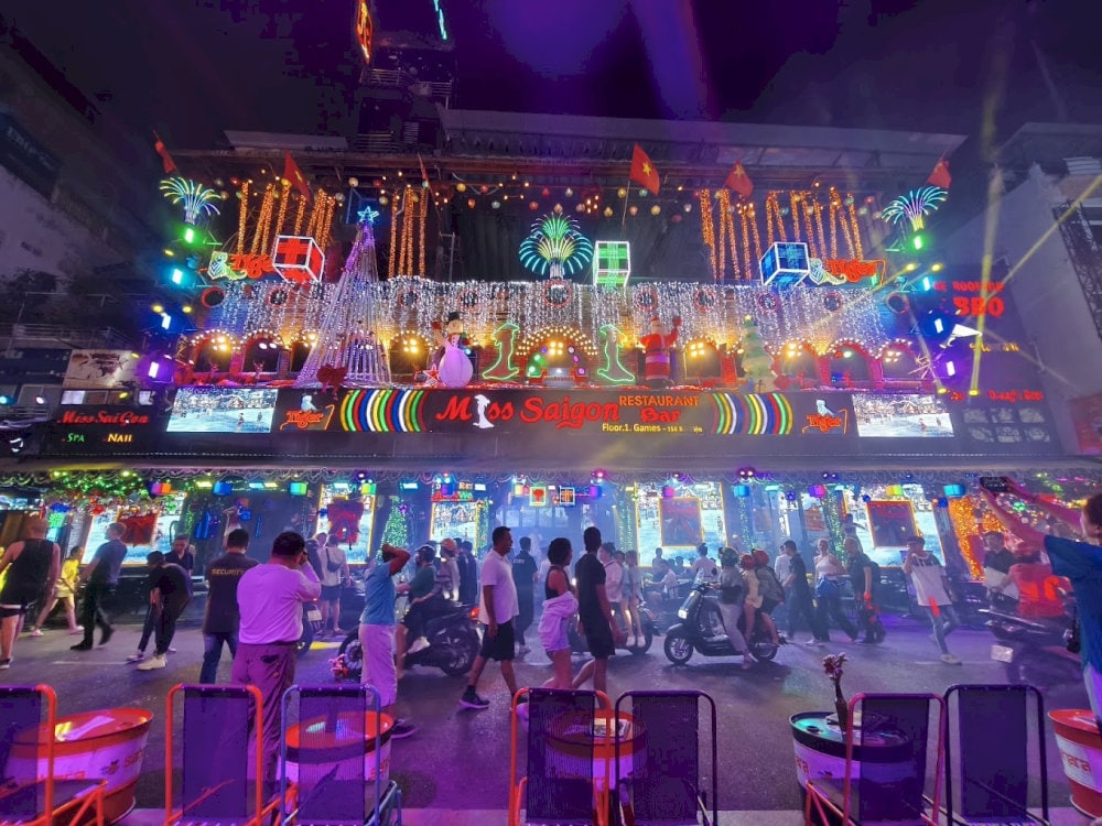 관광객과 현지인이 밤을 축하하기 위해 모이는 문화와 소리의 융합입니다