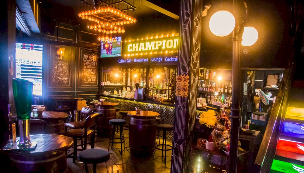 네온 라이트, 라이브 음악 및 무한한 에너지가 궁극의 파티 장면을 만드는 Bui Vien (부이비엔)의 밤문화의 중심지입니다 