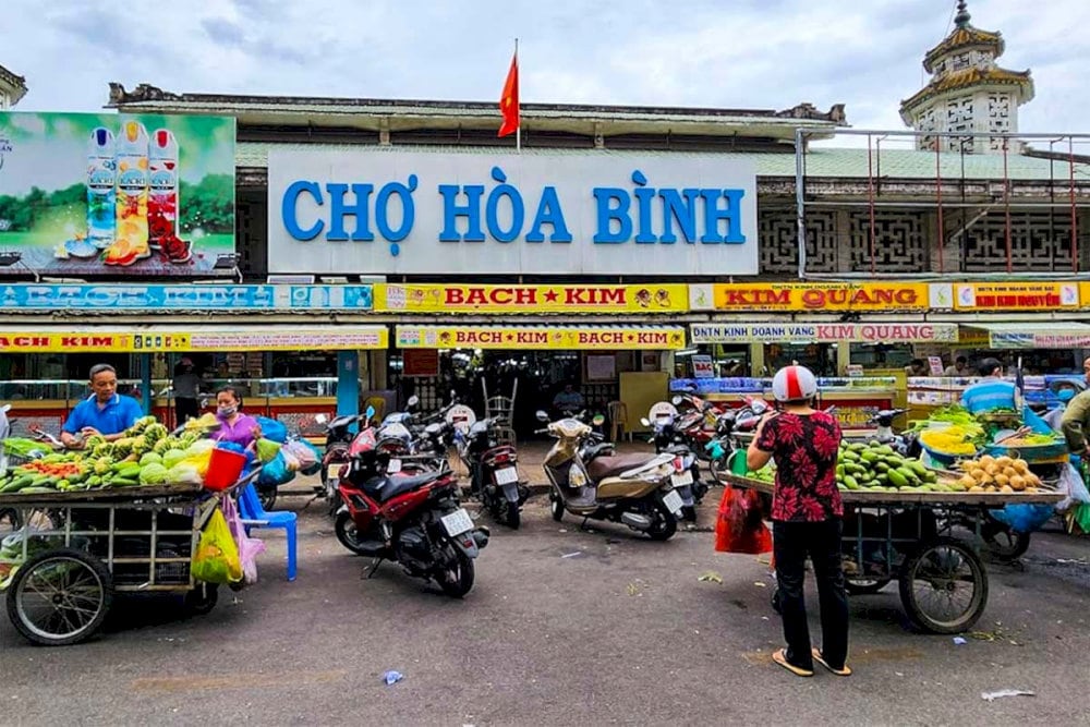 Hoa Binh Market is an appealing destination for visitors where you can taste authentic Cantonese cuisine 