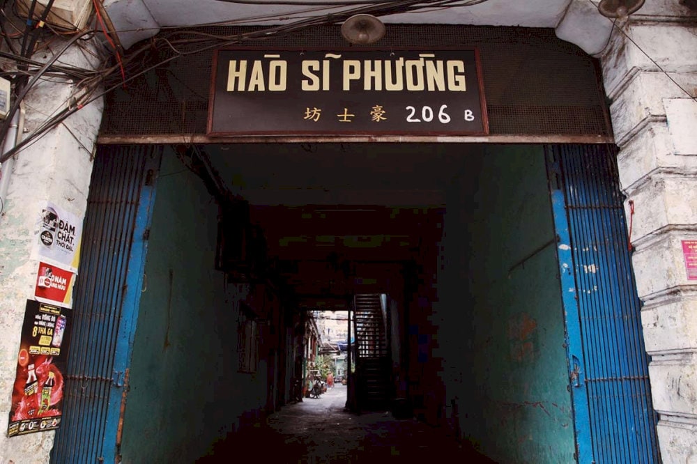 The entrance to Hao Sy Phuong has a bilingual sign in Vietnamese and Chinese