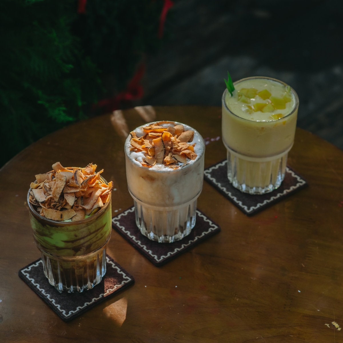 Drinks at the shop are rich and diverse, especially the avocado ice cream with its unique flavor, making the brand of Trinh cafe