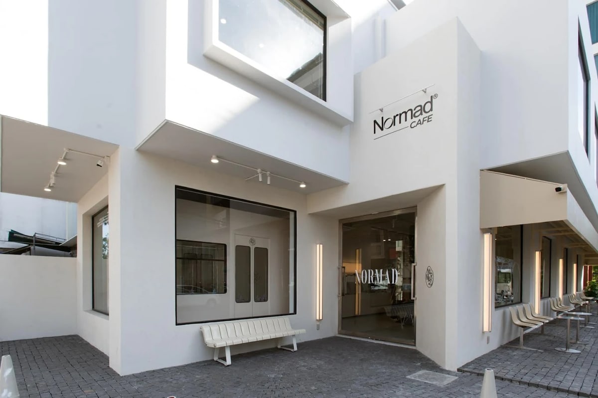 The outdoor space is designed extremely carefully in Korean style