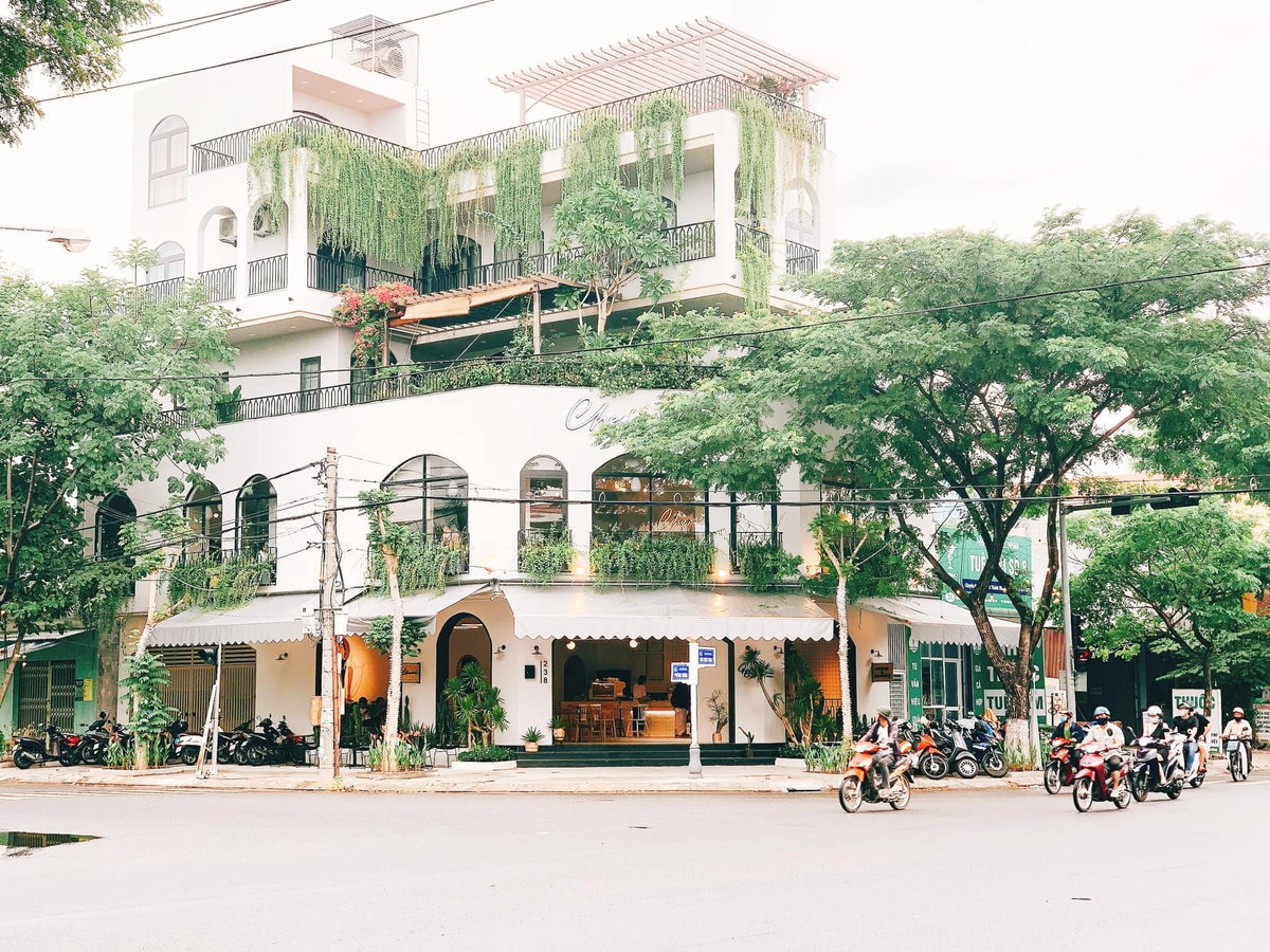 The restaurant is located right on the main road with a large space and is located on the main road of Kinh Duong Vuong street, the busiest street in Lien Chieu district 