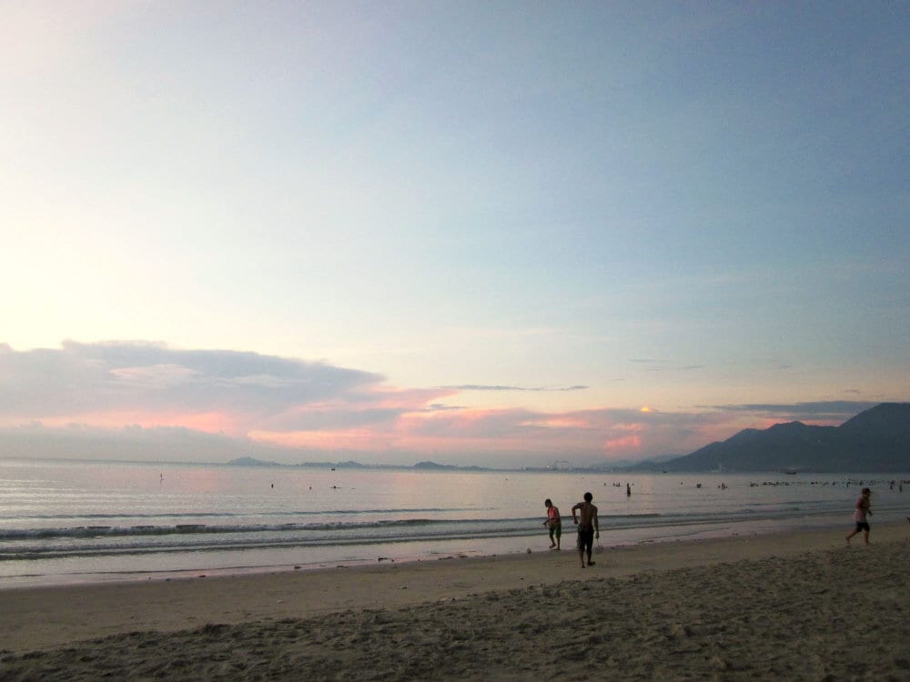The beach in the morning is also very lively, with people swimming, exercising, and watching the sunrise
