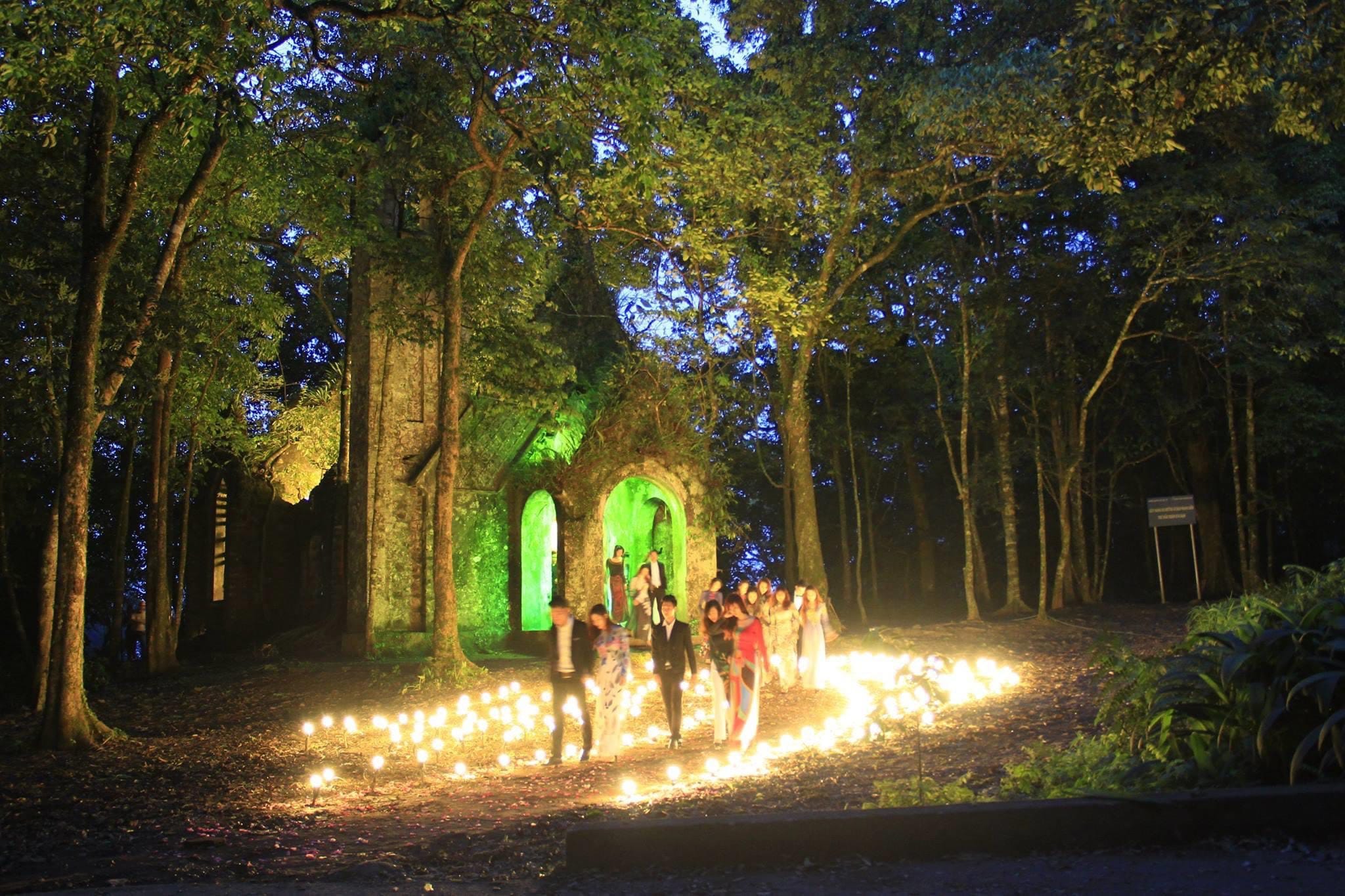 Du khách có thể đi thăm các công trình cổ ẩn sâu trong rừng