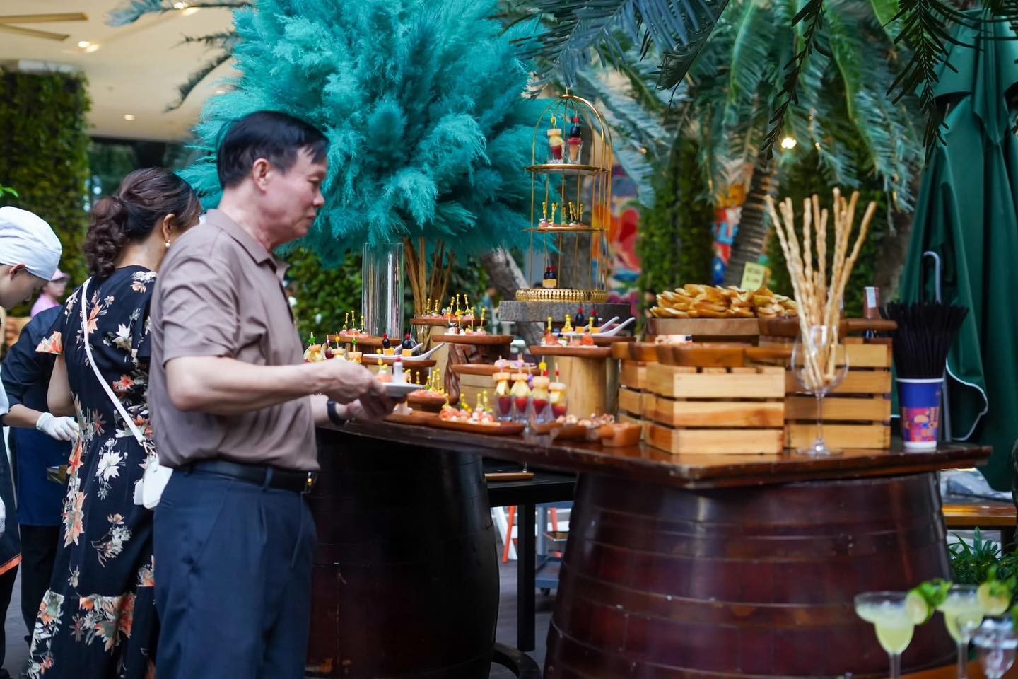 Khách du lịch đến Flamingo Đại Lải có thể ăn uống 