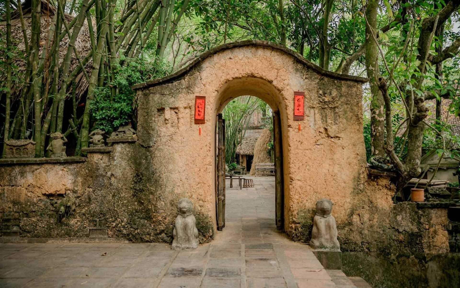 Khuôn viên nơi đây tái hiện hoàn hảo phong cách kiến trúc Bắc Bộ